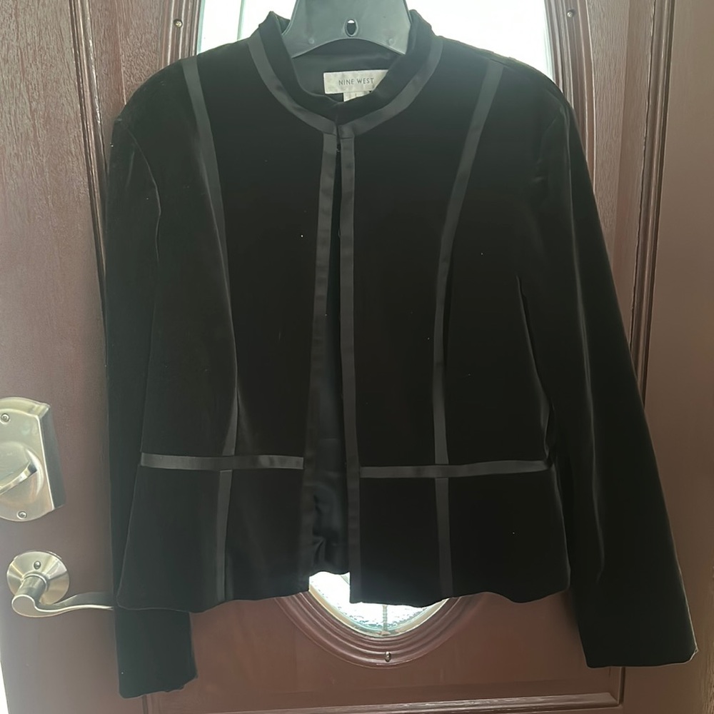 Slightly worn very nice velvet black Nine West size large jacket
